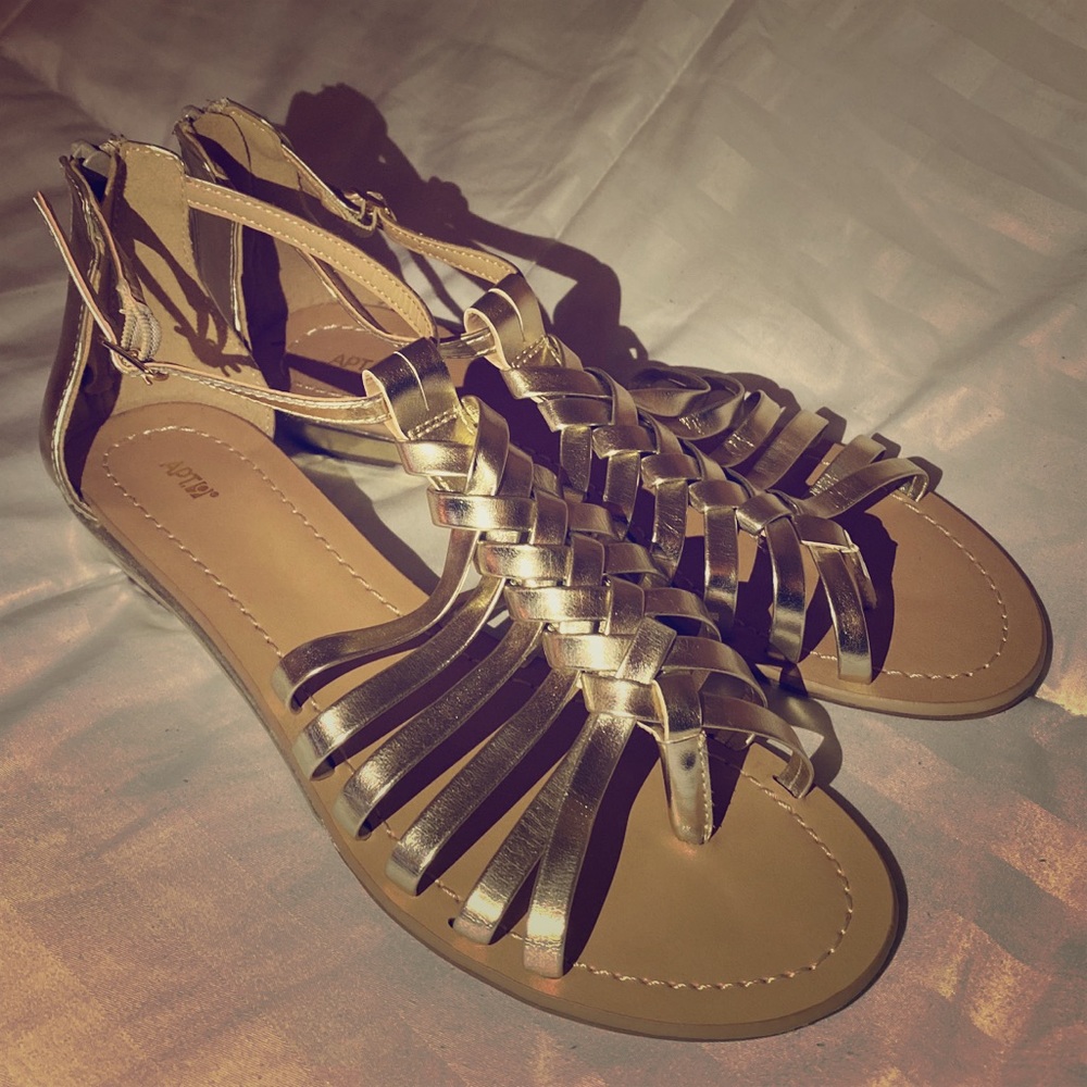 Apt 9 Gold Sandals Size 9 👡